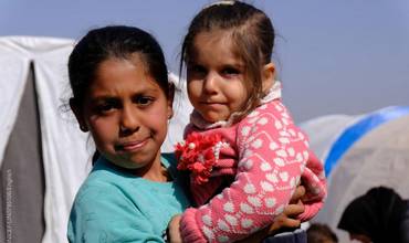 Dos niñas en uno de los campamentos de desplazados por el terremoto