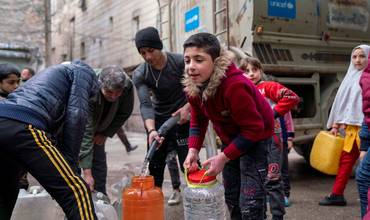 Familias afectadas por el terremoto recogen agua potable proporcionada por UNICEF