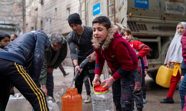 Familias afectadas por el terremoto recogen agua potable proporcionada por UNICEF