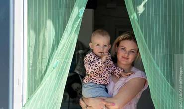 Vira y su hijo, beneficiarios de las ayudas