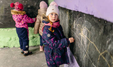 Solomiya, de 6 años, en el refugio de una guardería de Myrhorod (Ucrania) durante el ataque aéreo.