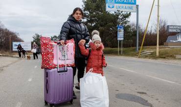 Una madre y su hija de cuatro años de camino a la feontera de Eslovaquia