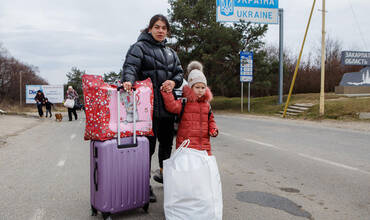 Una madre y su hija de cuatro años de camino a la feontera de Eslovaquia