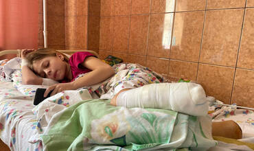 Una niña ucraniana se recupera en un hospital de Lviv tras haber perdido las dos piernas en un ataque con misiles