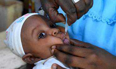 Vacunación de un bebé en Costa de Marfil