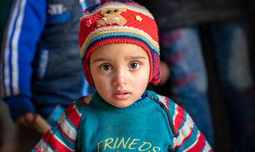 Fatouma, de 2 años, después de una consulta médica en una clínica móvil apoyada por UNICEF en Alepo.