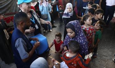 Unos niños reciben su segunda dosis de la vacuna antipoliomielítica en un centro de vacunación designado en la Franja de Gaza.