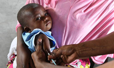 Un bebé siendo vacunado en un hospital de Congo