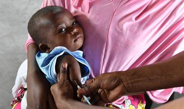 Un bebé siendo vacunado en un hospital de Congo
