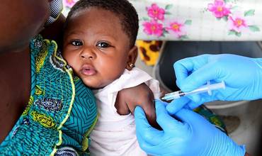 Pesan y vacunan a un bebé en el centro de salud de Gonzagueville, un suburbio de Abiyán, en el sur de Costa de Marfil.