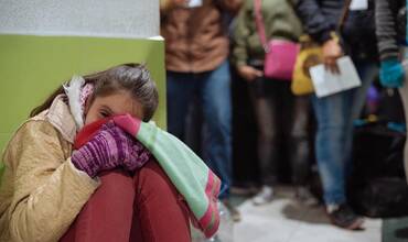 Una niña venezolana de 11 años, en una larga fila de personas que esperan entrar a Ecuador, en el paso fronterizo de Rumichaca, que conecta Ecuador con el sur de Colombia.