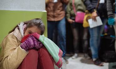 Una niña venezolana de 11 años, en una larga fila de personas que esperan entrar a Ecuador, en el paso fronterizo de Rumichaca, que conecta Ecuador con el sur de Colombia.