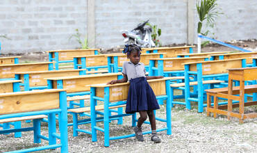 Una alumna en una escuela de Haití