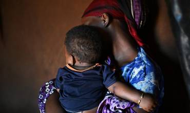 Loko, una joven de 14 años, se encuentra junto a su bebé en el campamento para desplazados internos de Dubluk Wereda, en la zona de Borena, región de Oromía, al sur de Etiopía.