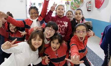 Un grupo de niñas se divierte en su colegio