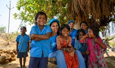 Personal de UNICEF con niños y niñas en India