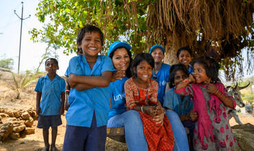 Personal de UNICEF con niños y niñas en India