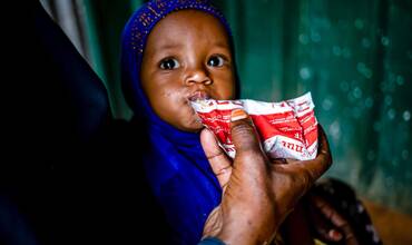 “Dahiro Hassan (33) y su hija en un centro de salud en Dolow, Somalia, el 24 de mayo de 2021.”