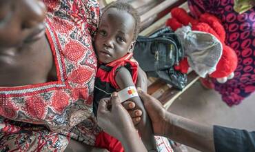 Un niño es evaluado por desnutrición en una clínica nutricional respaldada por UNICEF, en el Centro de Atención Primaria Kimu, en Juba (Sudán del Sur).