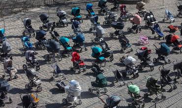 Carritos de bebé vacíos simbolizando los niños asesinados en Ucrania