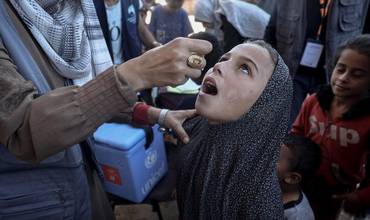 Niños y niñas siendo vacunados contra la polio en la Franja de Gaza