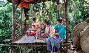Madres y niños en zonas remotas de Bangladesh.