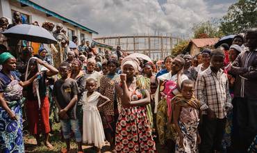 Distribución de artículos domésticos de primera necesidad en Minova, provincia de Kivu del Sur, RD del Congo, 16 de marzo de 2024.
