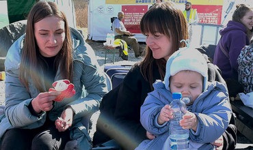 Yana y su familia en la frontera en Polonia.