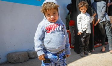 niño yemení esperando en un cantro de salud