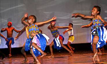 UN ORFANATO Y UNA COMPAÑÍA DE DANZA SE UNEN PARA PROMOVER LA CONCIENCIA SOBRE EL SIDA