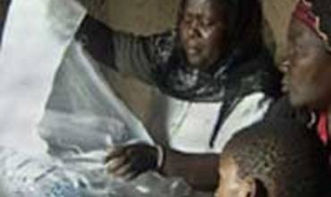 Día africano de lucha contra el paludismo 2006: El tratamiento y la prevención protegen a una niña de Malawi