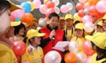 Los primeros Embajadores Juveniles contra el SIDA hacen historia junto a la Gran Muralla China