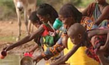 La carga de la infancia: en Somalia, azotada por la sequía, es difícil encontrar unos recursos que escasean