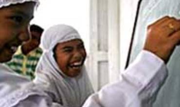 Niños y niñas de Aceh esperan la apertura de la primera escuela permanente construida tras el tsunami