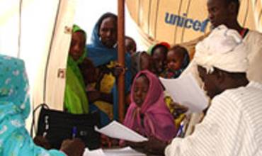 Darfur: los campamentos de desplazados, repletos debido a la llegada de miles de mujeres y niños y niñas que huyen de los combates