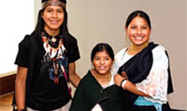 Jóvenes ecuatorianos que asisten a un foro de las Naciones Unidas hablan en defensa de los derechos de los niños y niñas indígenas