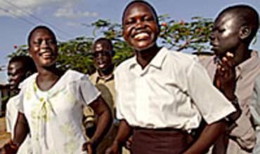 Animando desde la radio a ir a la escuela en Sudán