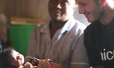 David Beckam visita Sierra Leona para llamar la atención sobre la supervivencia infantil