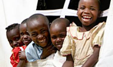 Escuelas en tiendas de campaña para los niños desplazados por la violencia en Kenia