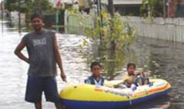 EN GUYANA, LAS TORMENTAS HAN PUESTO EN PELIGRO A LOS NIÑOS Y NIÑAS