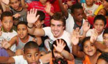 Fernando Alonso visita con UNICEF a niños de un barrio de favelas en Brasil