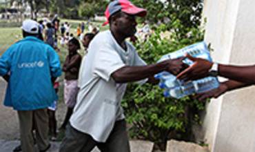 Distribuir suministros y proteger las vidas de los jóvenes supervivientes del terremoto en Haití