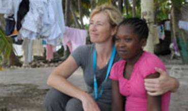 Ana Duato, con los niños de Haití