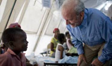 Anthony Lake recuerda en Haití el compromiso local e internacional con la infancia