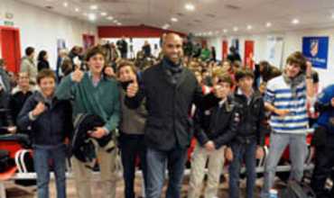 Kanouté y Futre promocionan III "Champions for Africa" rodeados de cientos de niños