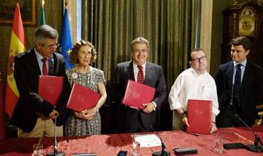 UNICEF, junto con otras organizaciones, tras la firma del convenio