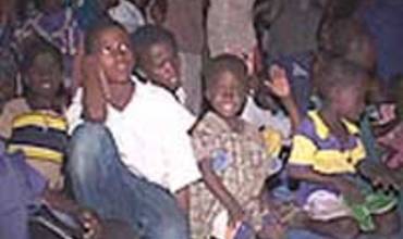 UN CINE AMBULANTE OFRECE DIVERSIÓN Y EDUCACIÓN A LOS NIÑOS Y NIÑAS DEL DESIERTO DE NÍGER