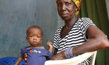 La bebé Fatima regresó a la aldea de su madre a los dos meses de edad para ser cuidada por su abuela Sia Gbandawa.