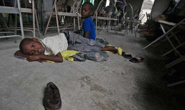 Dos hermanos descansan en un refugio del este de Puerto Príncipe, donde se protegen de la llegada del huracán Matthew.