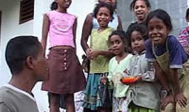 La música y los deportes ayudan a los niños y niñas desplazados de Timor Oriental a sobrellevar la vida en los campamentos